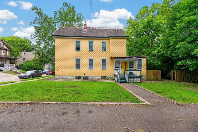 Building Photo - 2343 Rohs St