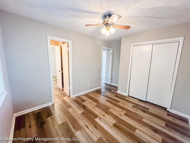 Building Photo - 3020 Woodfield Dr
