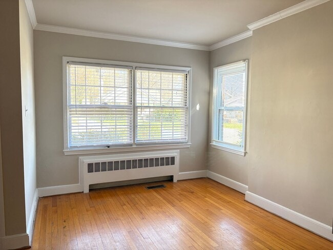 Building Photo - 2 Bedroom, 1 Bathroom Apartment in Greensboro!