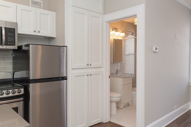 Building Photo - 817 W Lakeside Pl