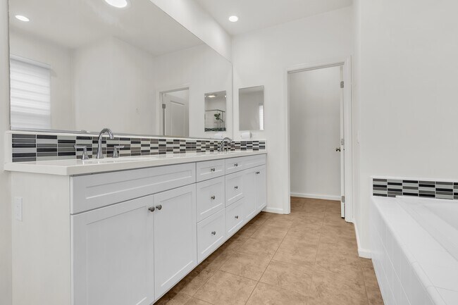 Building Photo - 72 Tulip