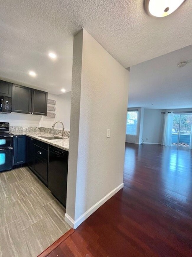 Building Photo - 2 Bedroom, 2 Bath - Second Floor, San Jose...