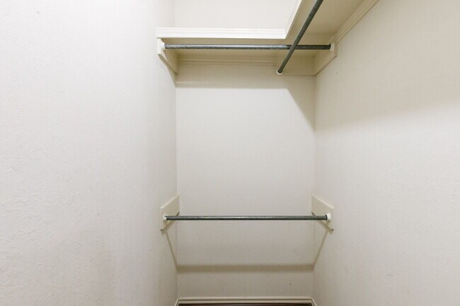 Building Photo - Welcome to this Spacious 2-Bedroom Home!