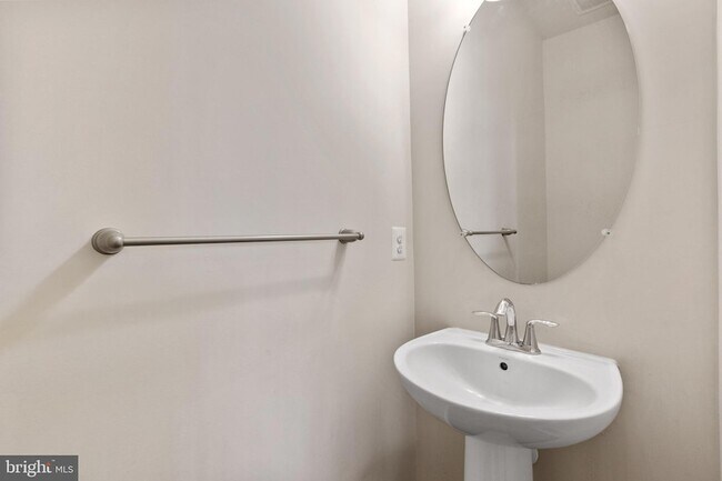 Building Photo - 5345 Tweeddale Pl