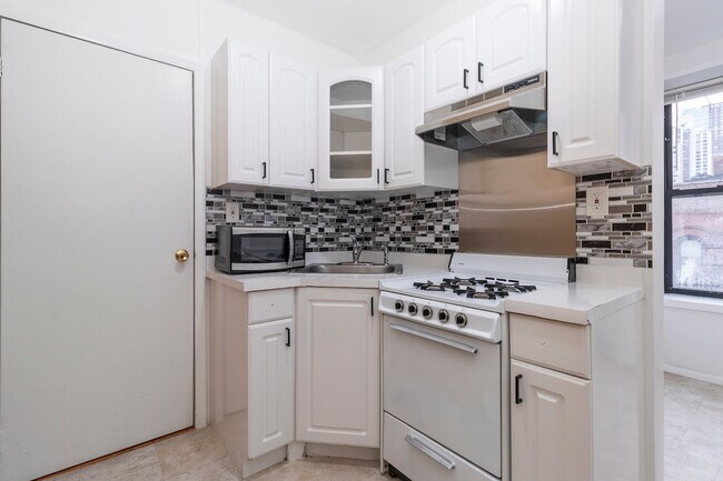 Building Photo - 345 E 94th St