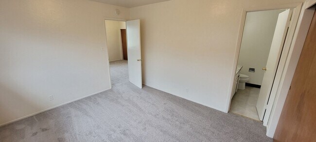 Building Photo - This is a great 1-bdr right in the heart o...