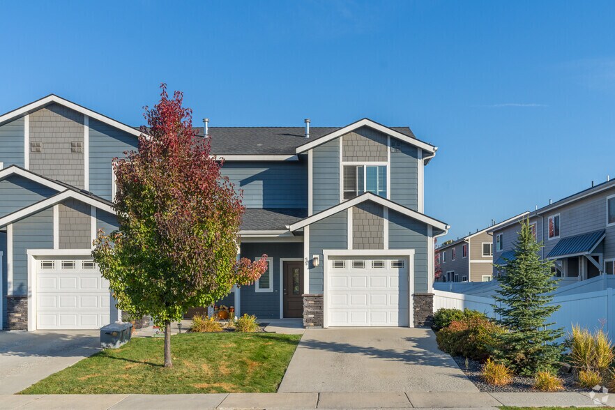 Primary Photo - Avery Estates Towhomes