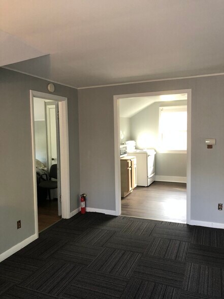 Kitchen - 1012 W Armstrong Ave