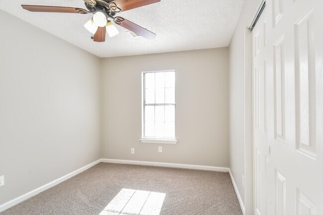 Building Photo - 7111 Peppermill Ln