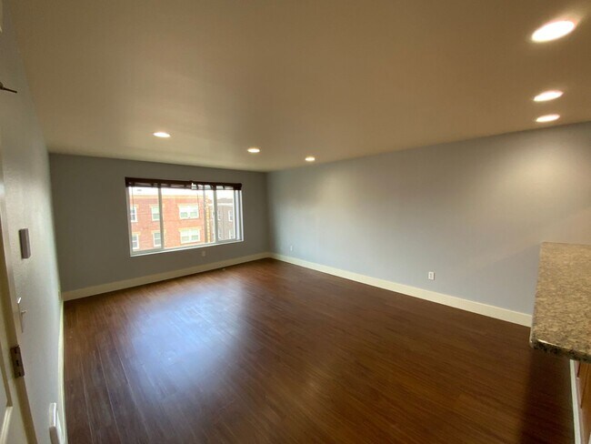Building Photo - *** RENT SPECIAL 50% off MAY RENT*** Beautiful & Spacious Condo in the Heart of Tacoma