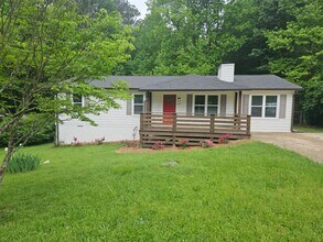 Building Photo - Renovated Ranch w/ Garage & Fenced Yard