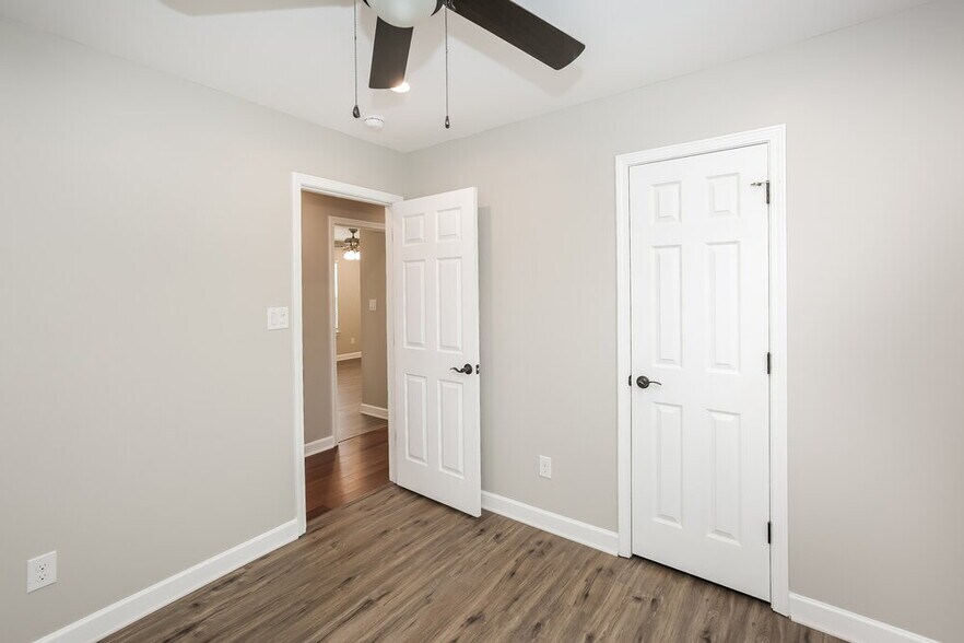 Building Photo - 434 Glencroft Dr