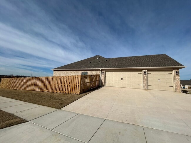 Building Photo - Beautiful Modern Home in Pea Ridge!