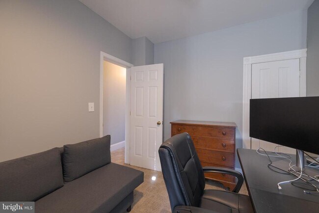 Building Photo - 835 Wellington St