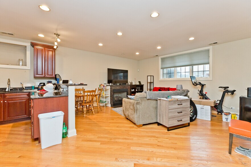 Building Photo - 2414 W Moffat St