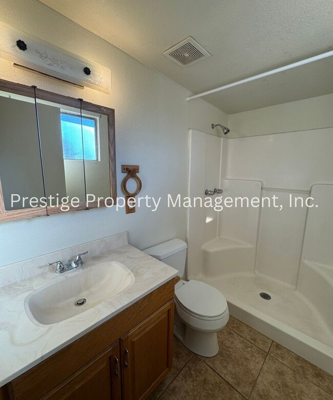 Building Photo - Check Out This 3/2 South-East Side Charmer!