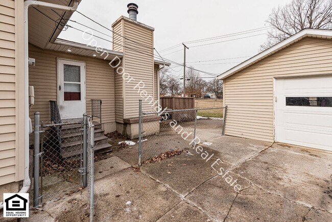 Building Photo - Charming 3 Bedroom Home with Fantastic Outdoor Space - Animals Welcome!