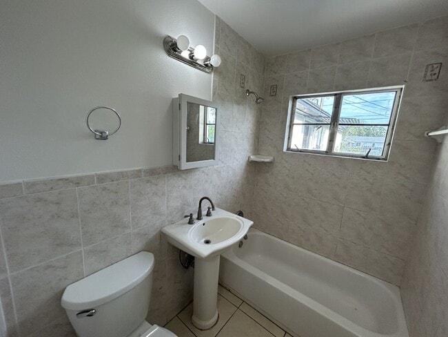 Building Photo - "Charming 3-Bedroom Home in St. Petersburg with Spacious 1,199 Sq Ft Layout!"