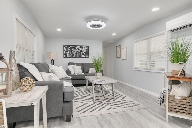Building Photo - 7815 Greenlawn Dr