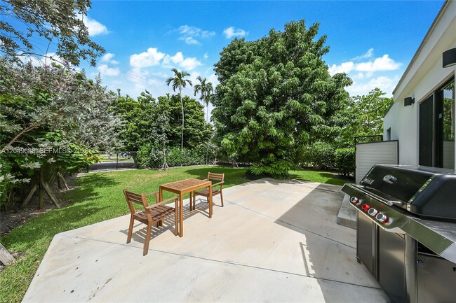 Building Photo - 180 SW 38th Ct