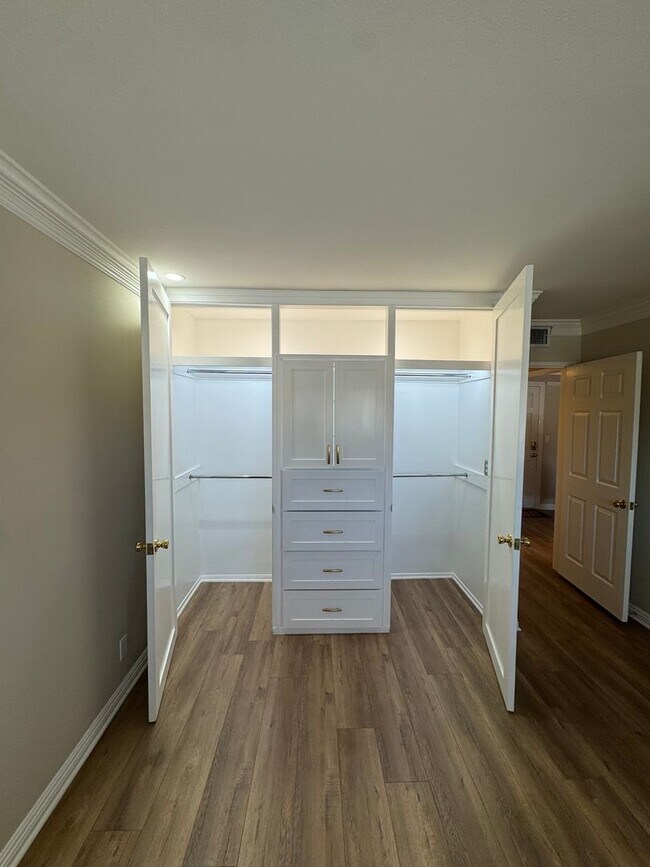 Building Photo - Beautiful Spacious Top Floor Condo 1 bed - 1 bath with parking in Burbank