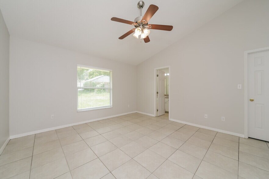 Building Photo - 918 Palm Forest Ln
