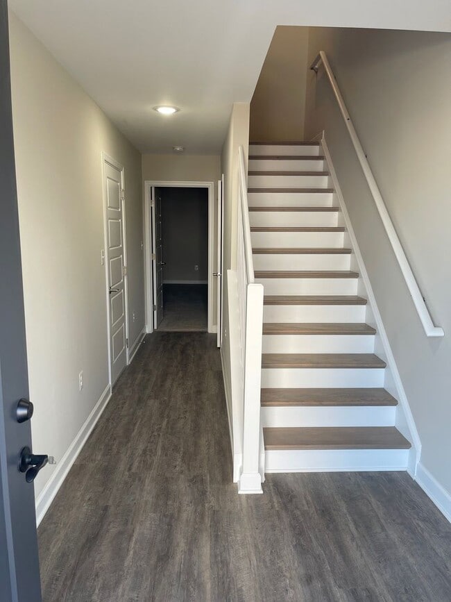 Building Photo - Spacious Luxury Townhome! Outstanding Location!