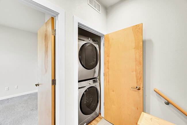 Building Photo - $2,895.00, 3 bedrooms, 3.5 baths, located ...