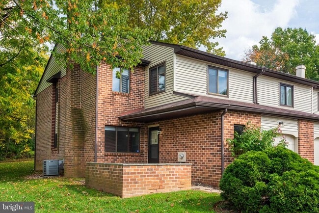 Primary Photo - 201 Fairfax Ct