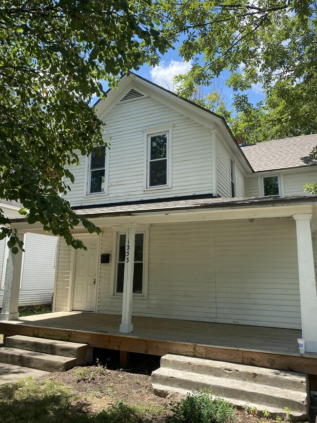 Building Photo - 1253 SW Washburn Ave