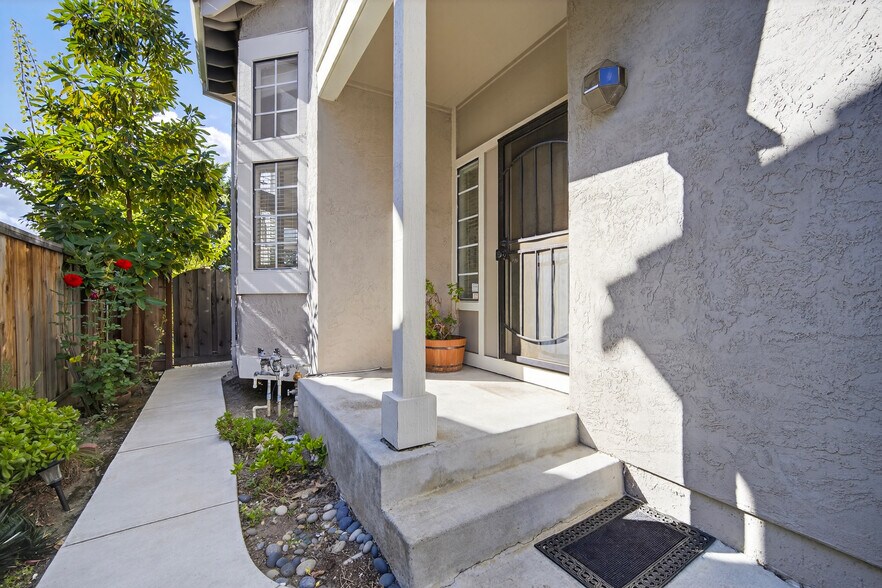 Building Photo - 151 Buck Ct