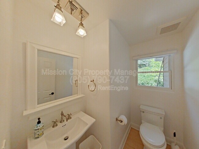 Building Photo - 2570 Lillie Ave