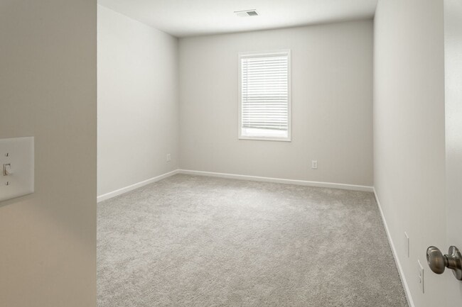 Building Photo - 421 Midland Pnes Dr