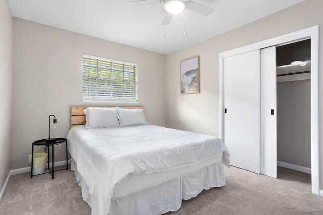 Building Photo - 4070 Arbutus Dr