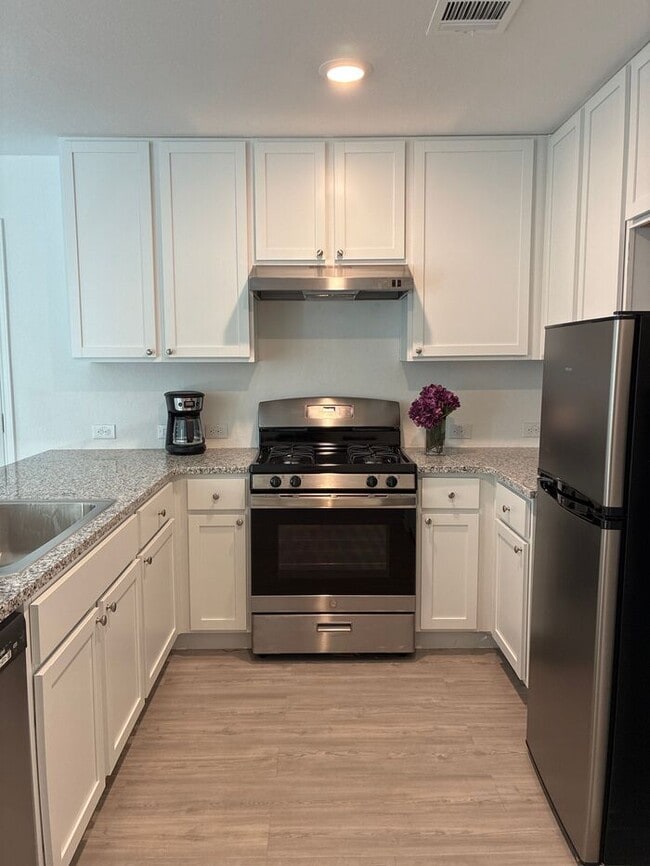 Building Photo - Welcome to this charming 3-bedroom, 2-bathroom home