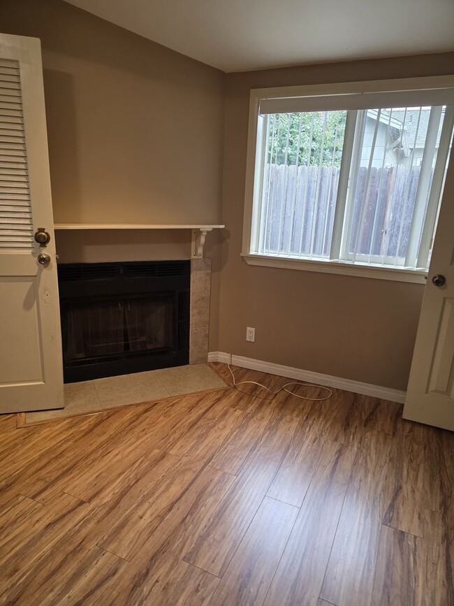 Building Photo - 2072