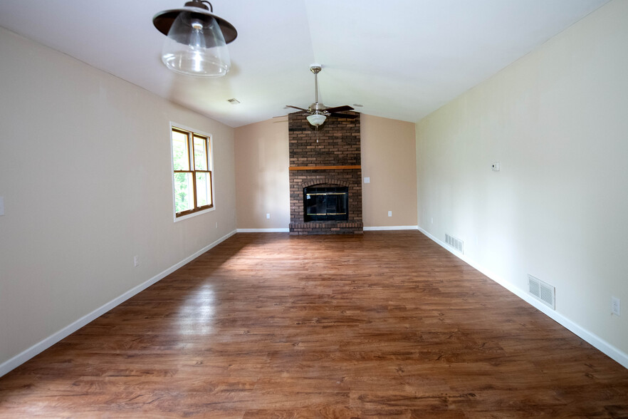 Building Photo - 140 Pierre Pl