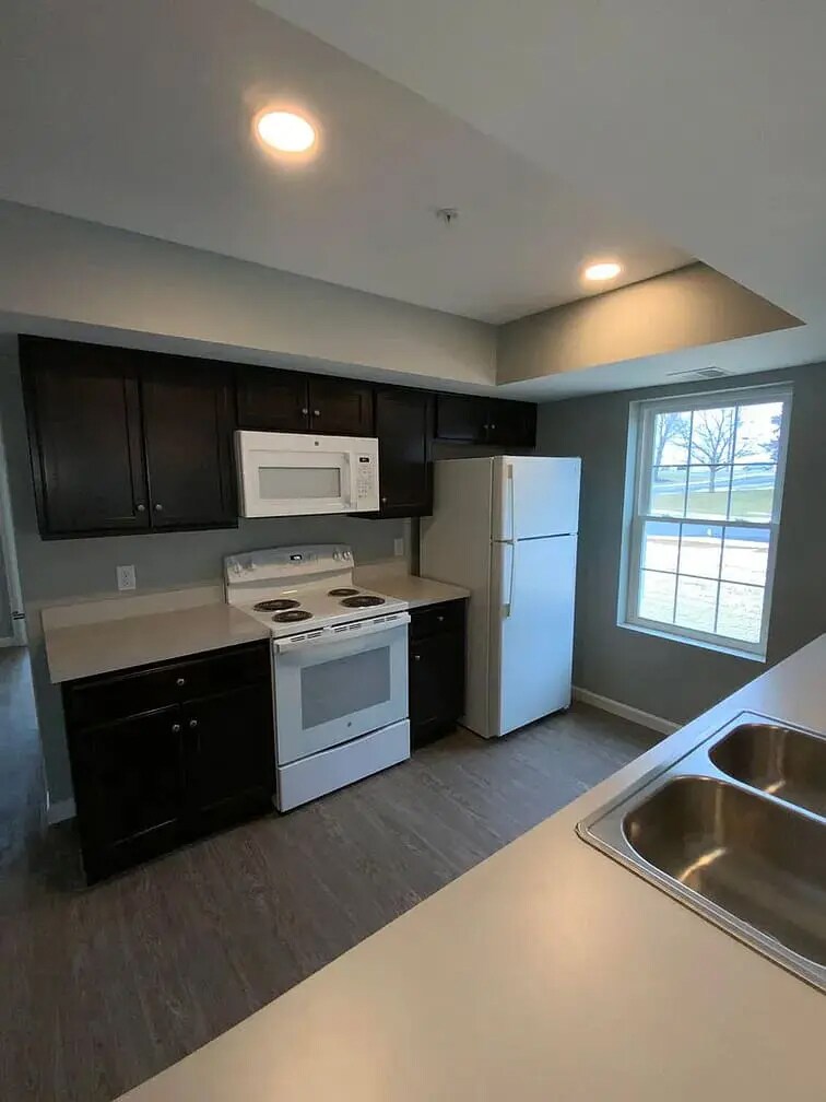 Building Photo - 200 Larkspur Ln