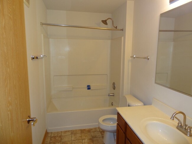 Building Photo - Wonderful 2 bed 2 bath family home. One ca...