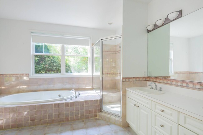 Building Photo - 528 Wainscott NW Rd