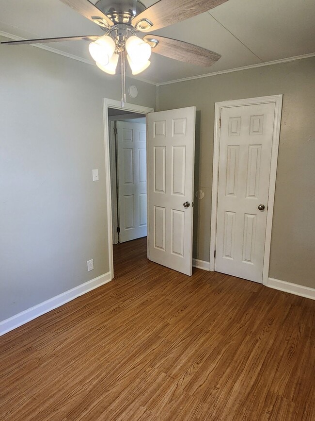 Building Photo - 1065 Eastview Dr