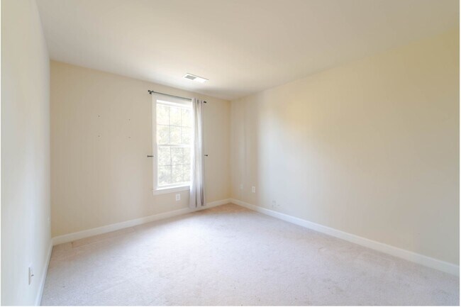 Building Photo - Stunning Centreville Townhome With Excellent Commuter Access