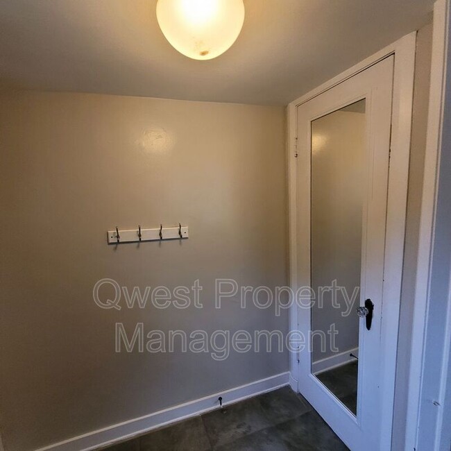 Building Photo - 3866 Henry St SW