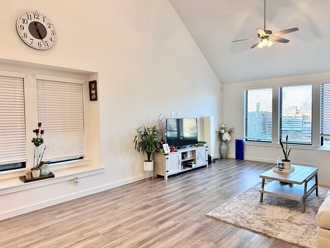 Building Photo - 13110 Blue Flora Dr