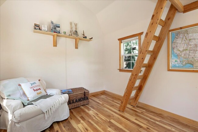 Building Photo - 2 Bedroom Cottage in the North End with to...