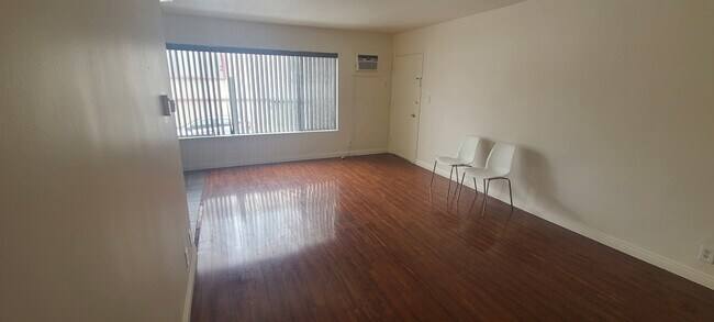 living room - 7506 Romaine St