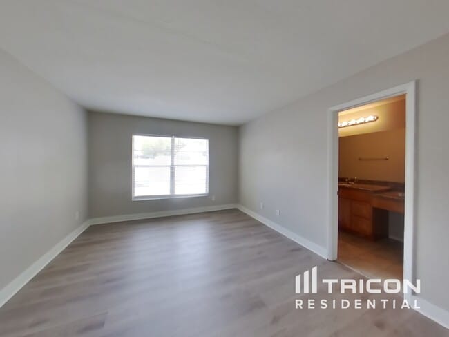 Building Photo - 1020 Red Oak Cir