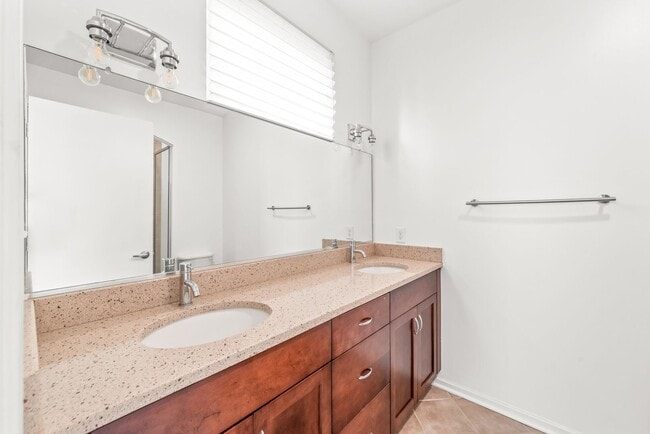 Building Photo - 3 Bedroom Townhome W/ Uptown Views (Coming...