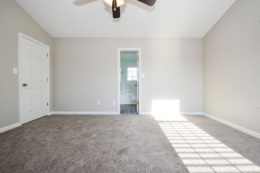 Building Photo - 709 Village Overlook