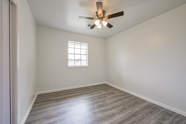 Building Photo - 2114 Shasta Dr